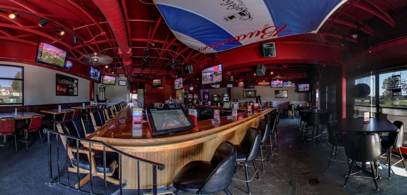 Lighthouse Omaha Bar & Grill Happy Hour Highlights Info Reviews 156th Maple